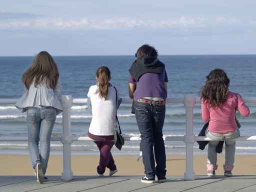 Adolescentes frente al mar