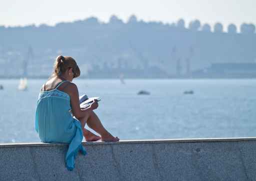 Mujer sentada leyendo