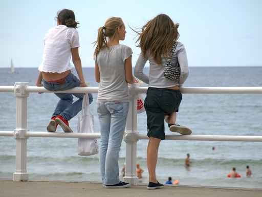 Adolescentes mirando el mar